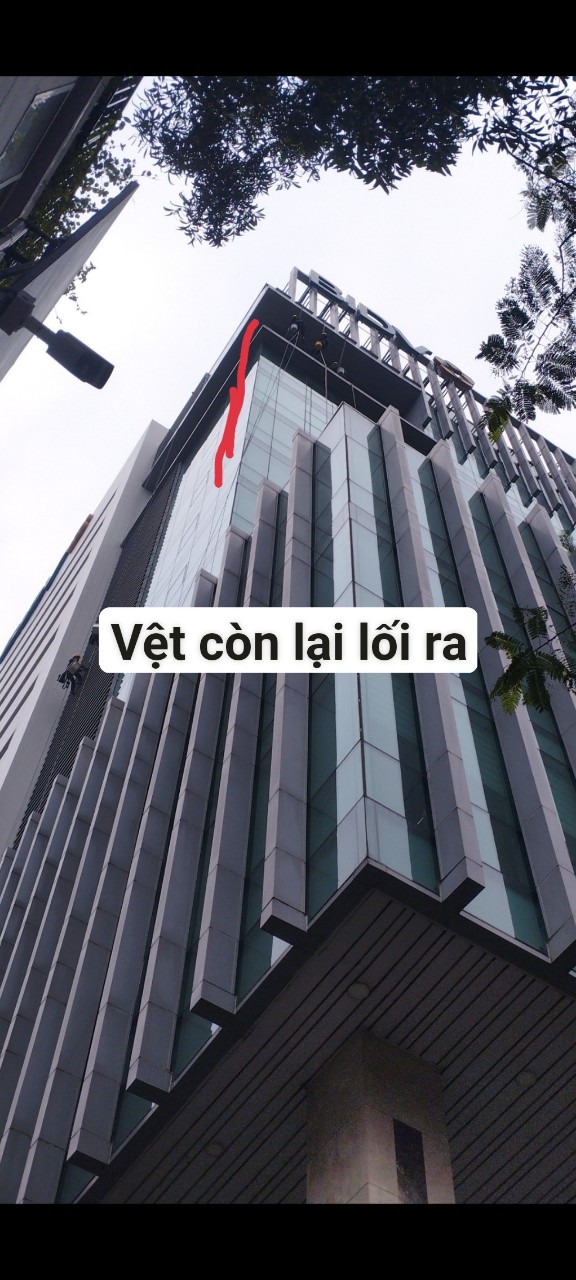 Bơm keo chống thấm vách kính toàn nhà BIDV Cầu Giấy